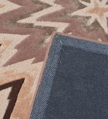 Contemporary hand-tufted rug with bold zigzag star motif
