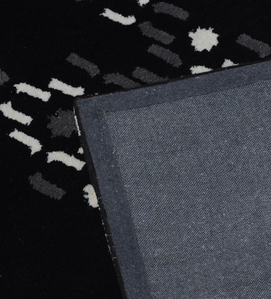 Hand-tufted contemporary wool rug with monochrome abstract pattern
