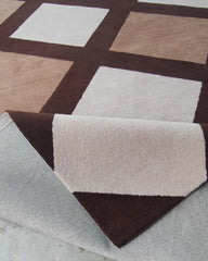 Contemporary hand-tufted wool rug for living room in warm neutral tones.