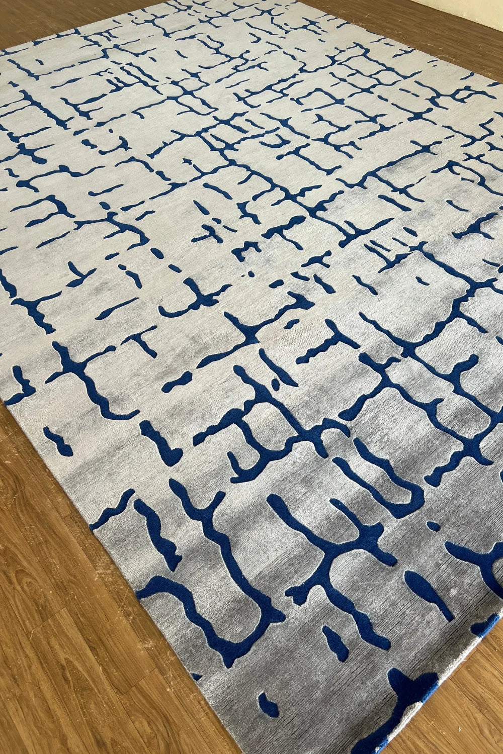 Cream and navy modern hand-knotted wool rug for living spaces