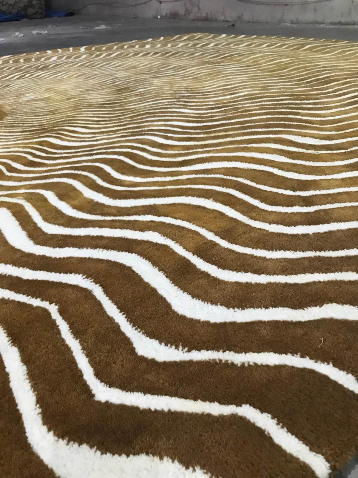 Handcrafted gold wave rug for stylish home decoration