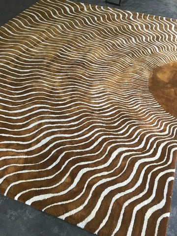 Hand-tufted golden wave rug with contemporary design