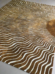 Hand-tufted golden wave rug with contemporary design