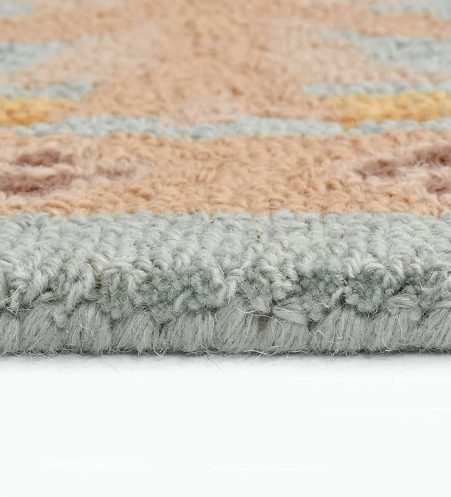 Elegant hand-tufted traditional rug with floral detailing.