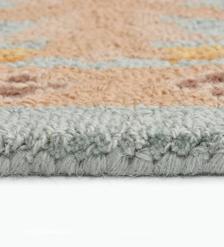 Elegant hand-tufted traditional rug with floral detailing.