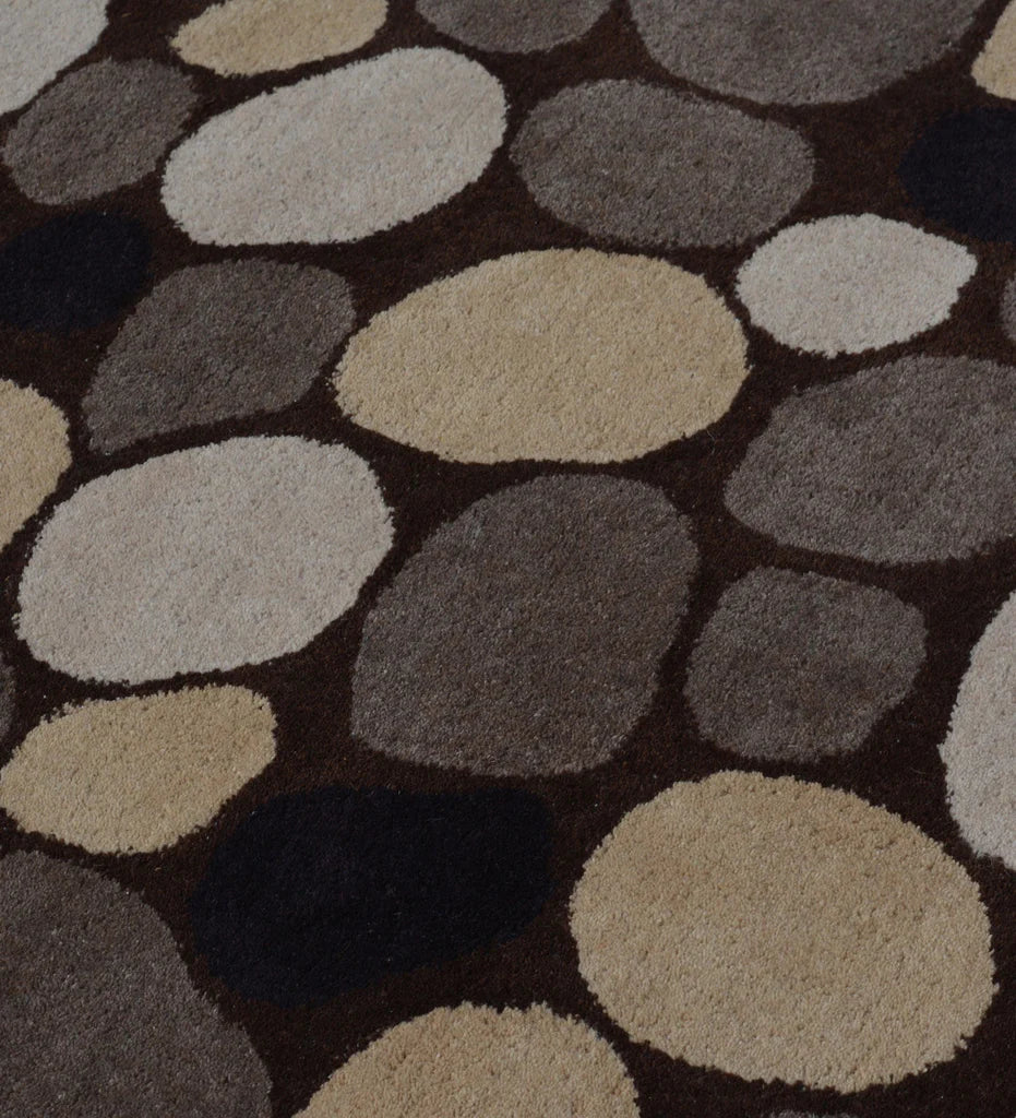 Hand-tufted wool rug with pebble-like shapes in neutral colors