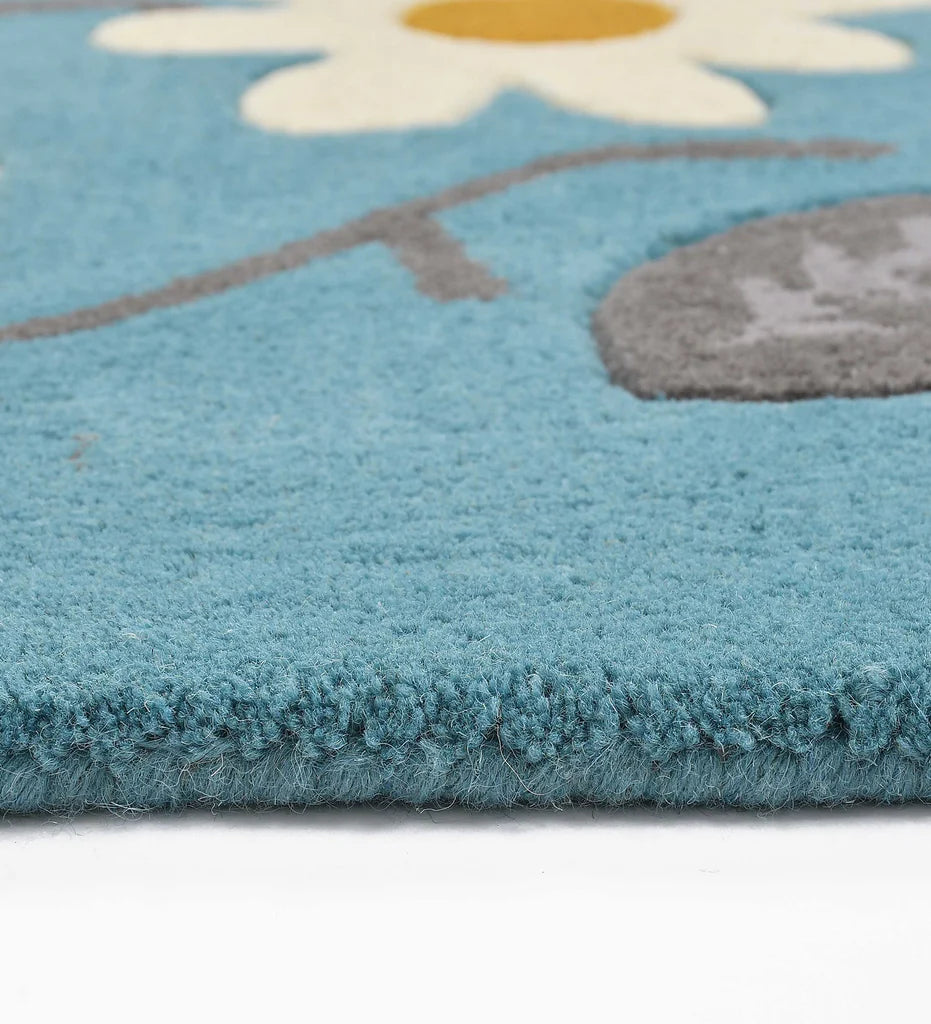 Botanical wool rug with white daisies and golden centers